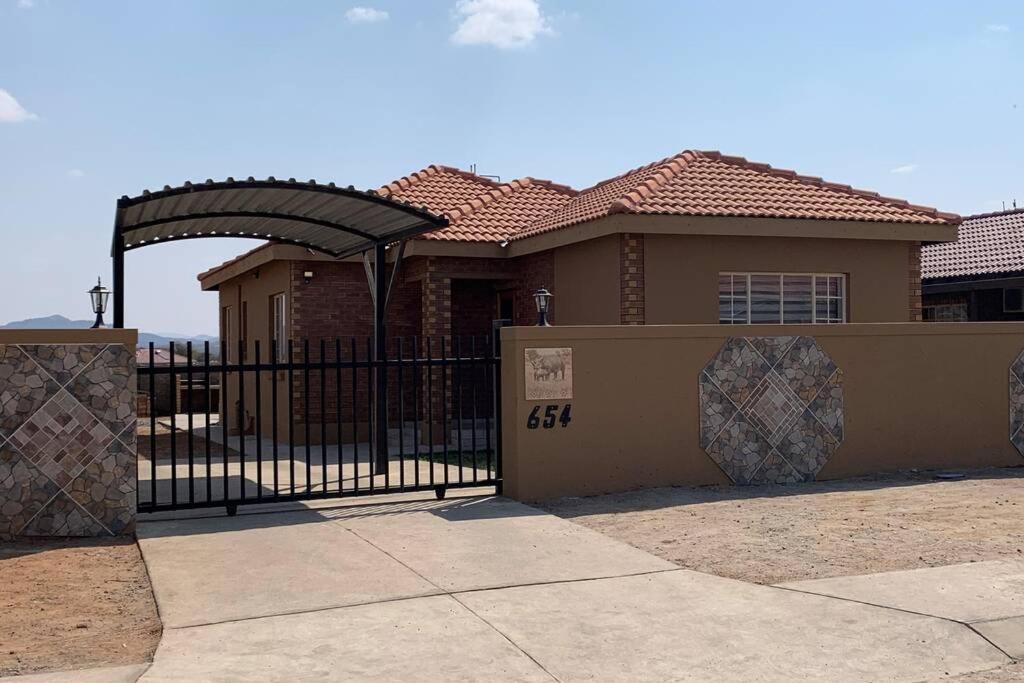 Rhino House With 3 Bedrooms Next To Pilanesberg And Sun City Mogwase エクステリア 写真