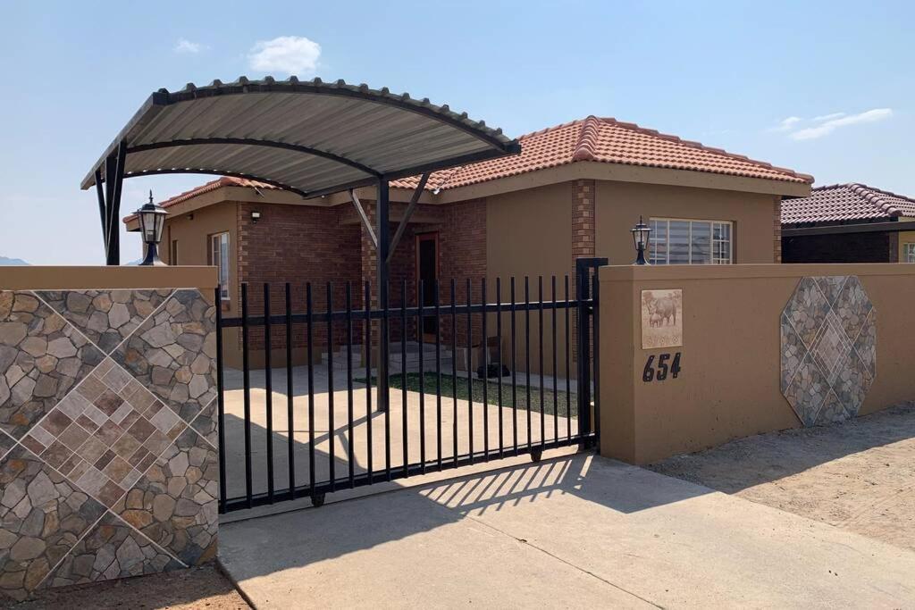 Rhino House With 3 Bedrooms Next To Pilanesberg And Sun City Mogwase エクステリア 写真